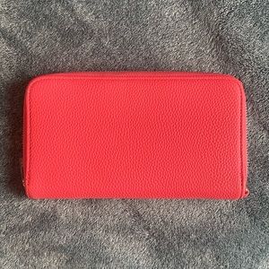 Coral colored wallet from Thirty-one
